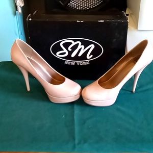 New inbox new with tag beige s&m New York size 8 stiletto heels